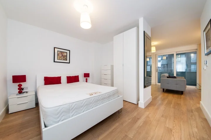 Flat Grant Square in Greater London