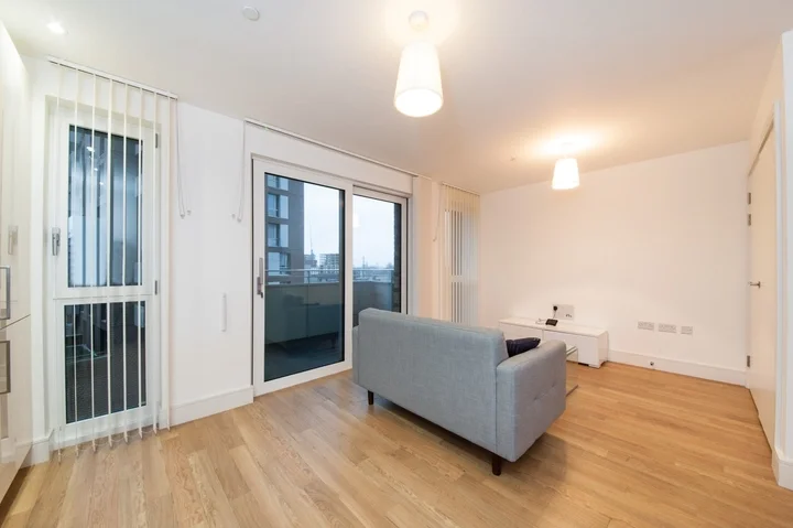 Flat Grant Square in Greater London
