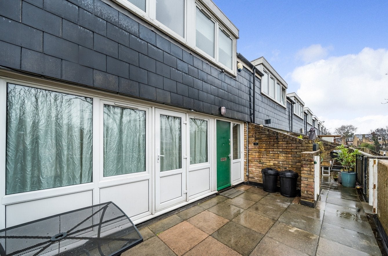 Flat Denmark Road in Greater London