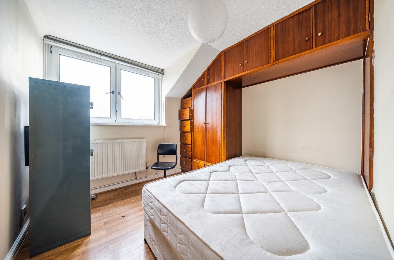 Flat Denmark Road in Greater London
