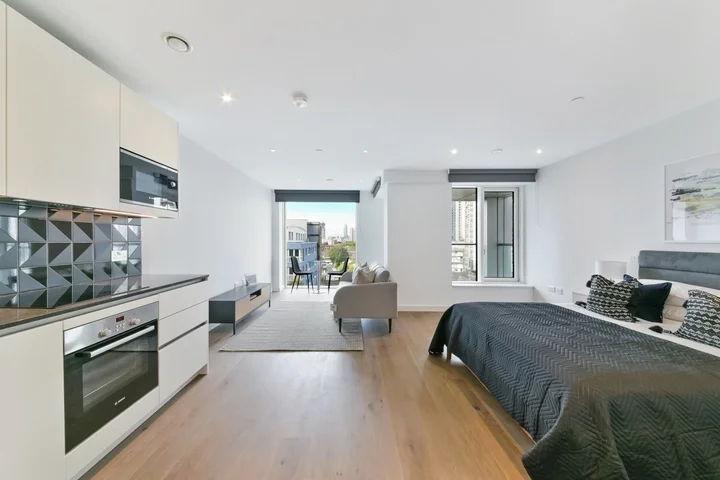 Flat Deacon Street in Greater London