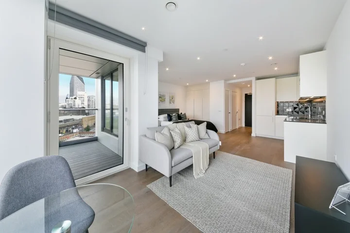 Flat Deacon Street in Greater London