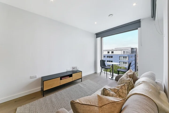 Flat Deacon Street in Greater London