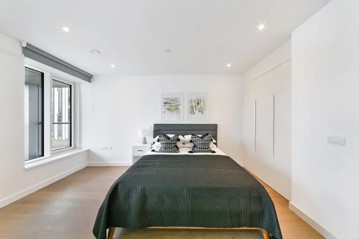 Flat Deacon Street in Greater London