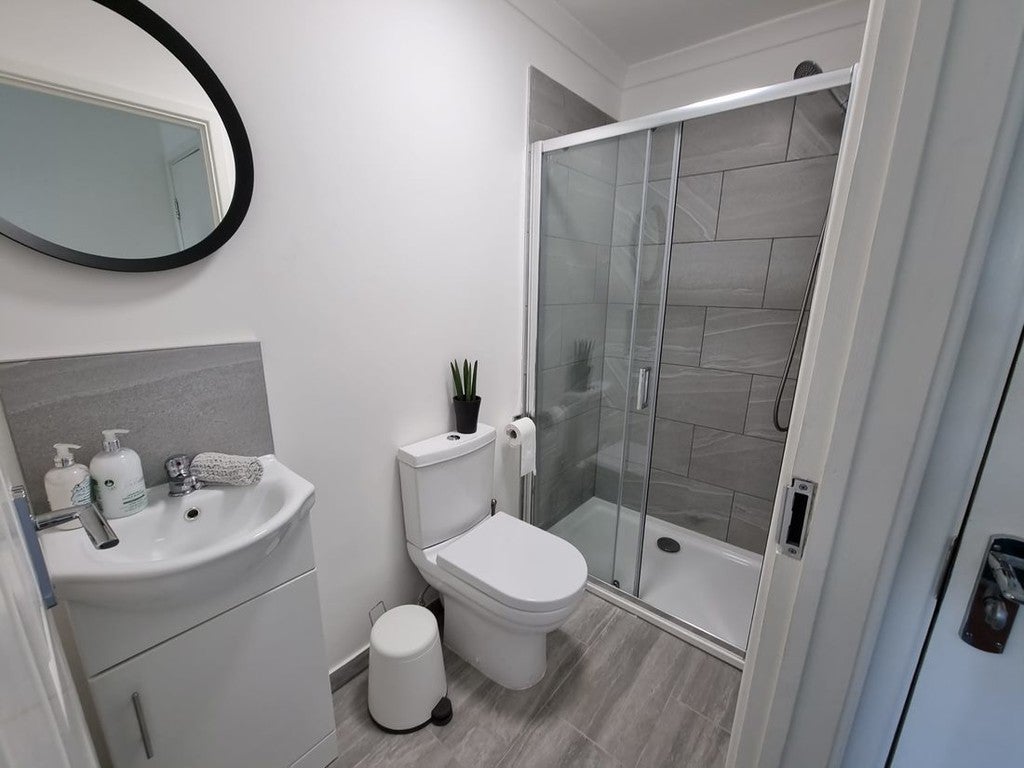 Room Lancaster Road in Greater London