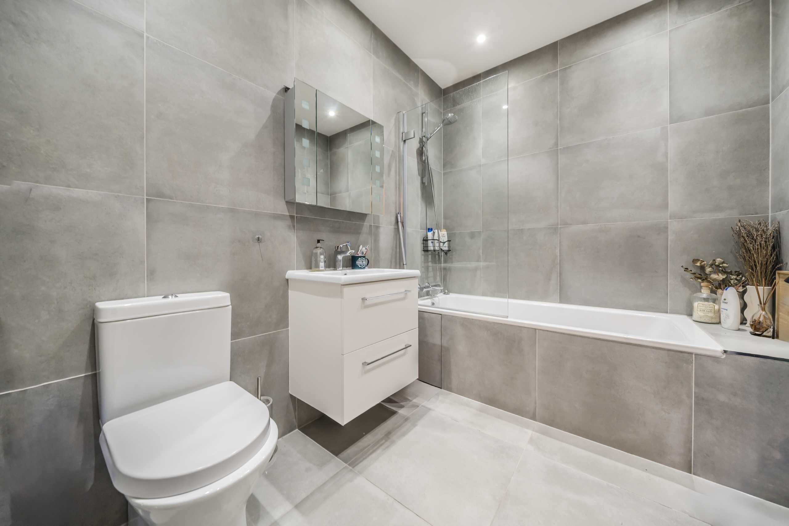 Flat Goldhawk Road in Greater London