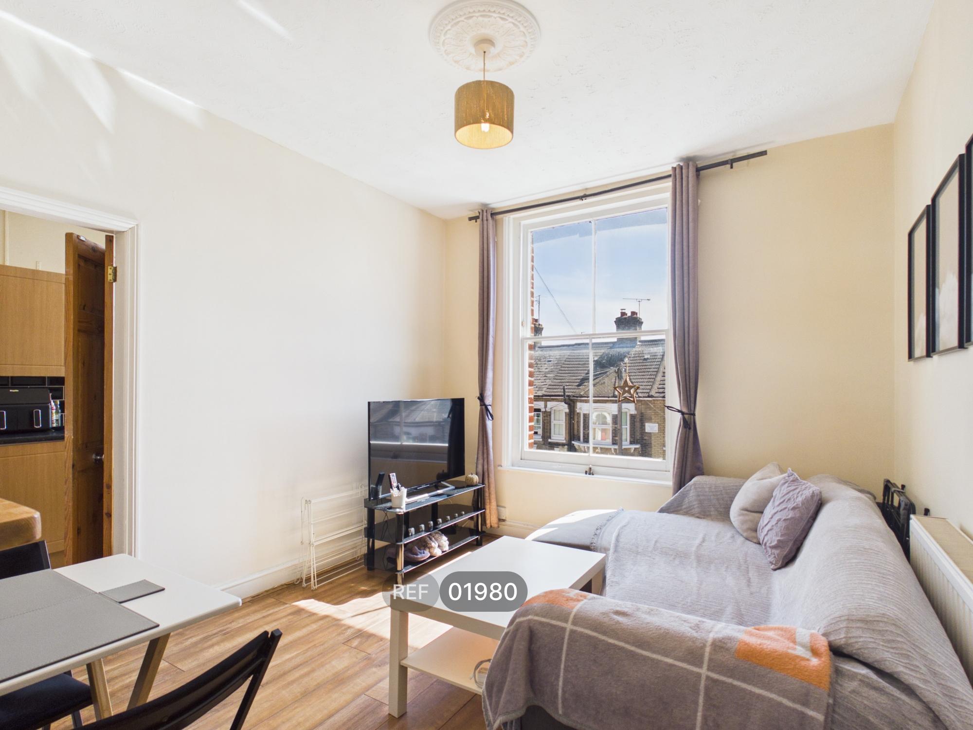 Flat Wellesley Road in Colchester