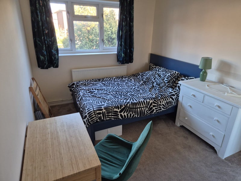 Room Lennard Road in Greater London