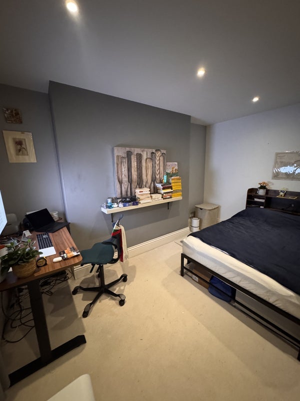 Room Almorah Road in Greater London
