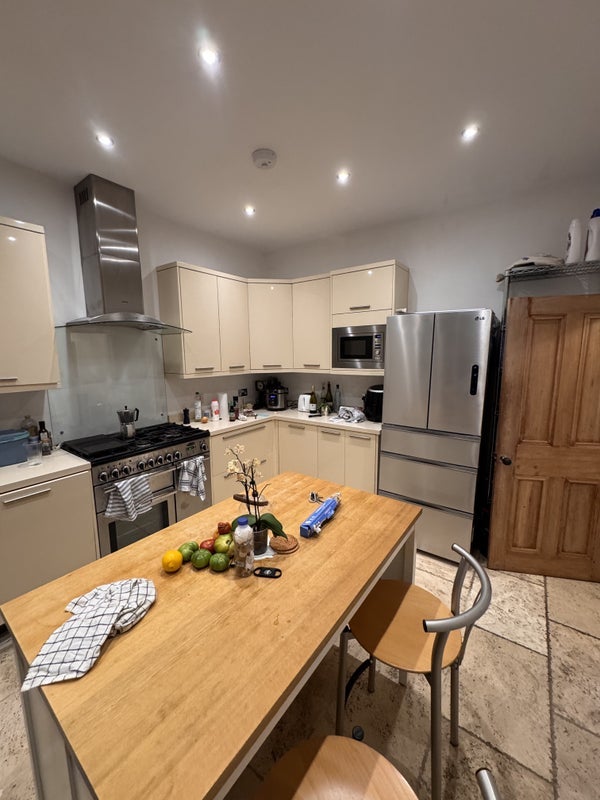 Room Almorah Road in Greater London