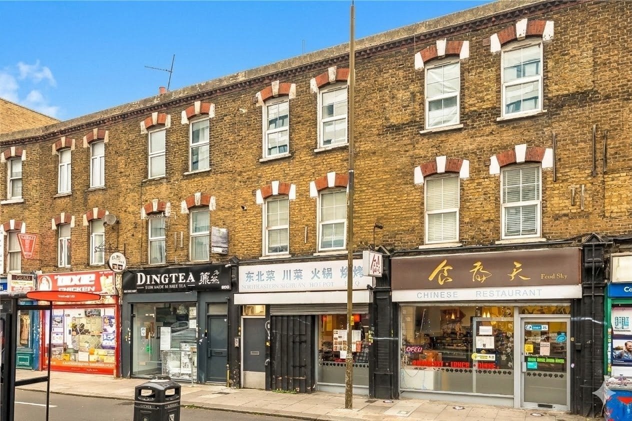 Flat Calvert Road in Greater London