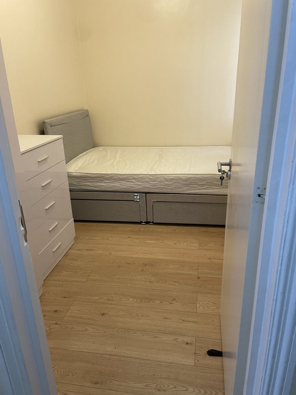 Flat Ragstone Road in Slough