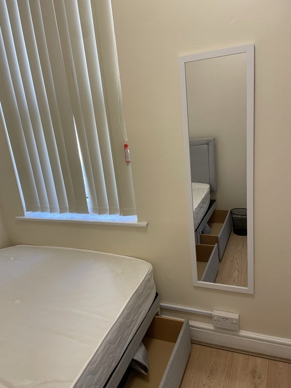 Flat Ragstone Road in Slough