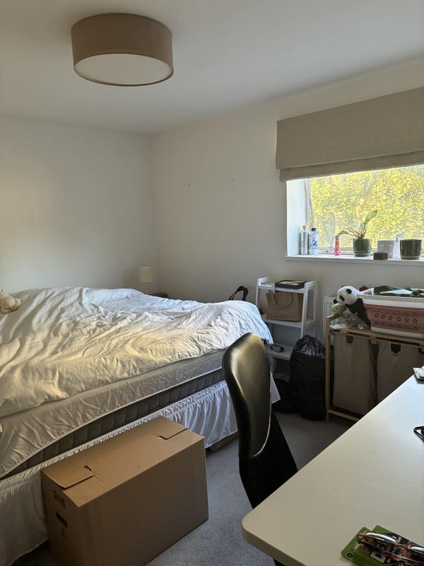 Room Ladbroke Road in Greater London
