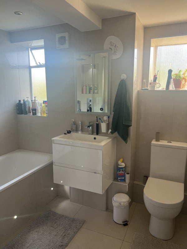 Room Ladbroke Road in Greater London