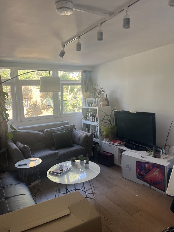 Room Ladbroke Road in Greater London