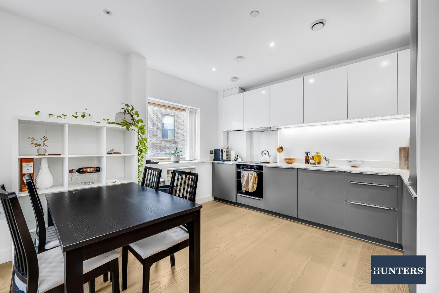 Flat Kingsland Road in Greater London