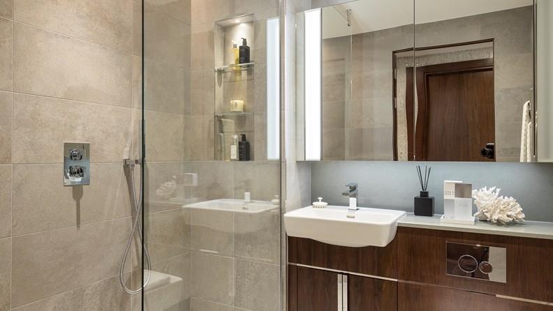 Flat Ponton Road in Greater London