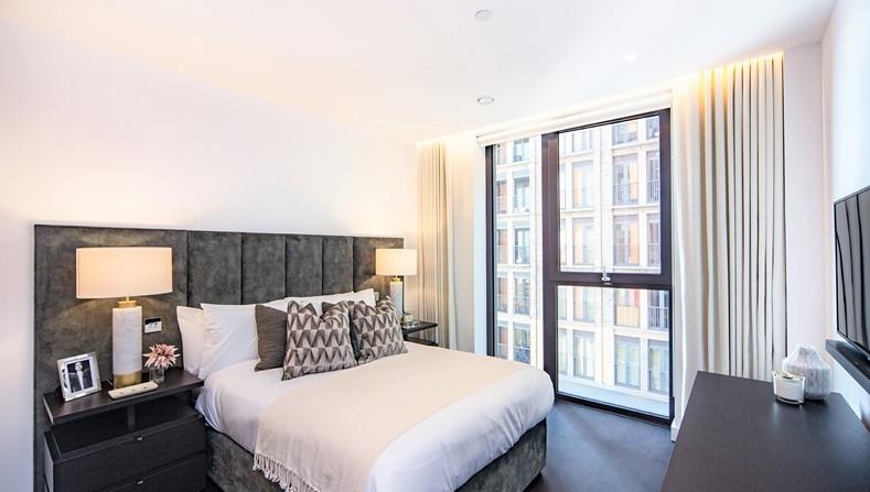 Flat Ponton Road in Greater London