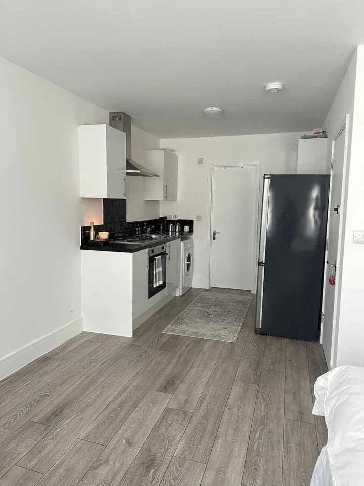 Flat Horsa Road in Greater London
