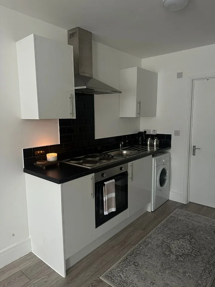 Flat Horsa Road in Greater London