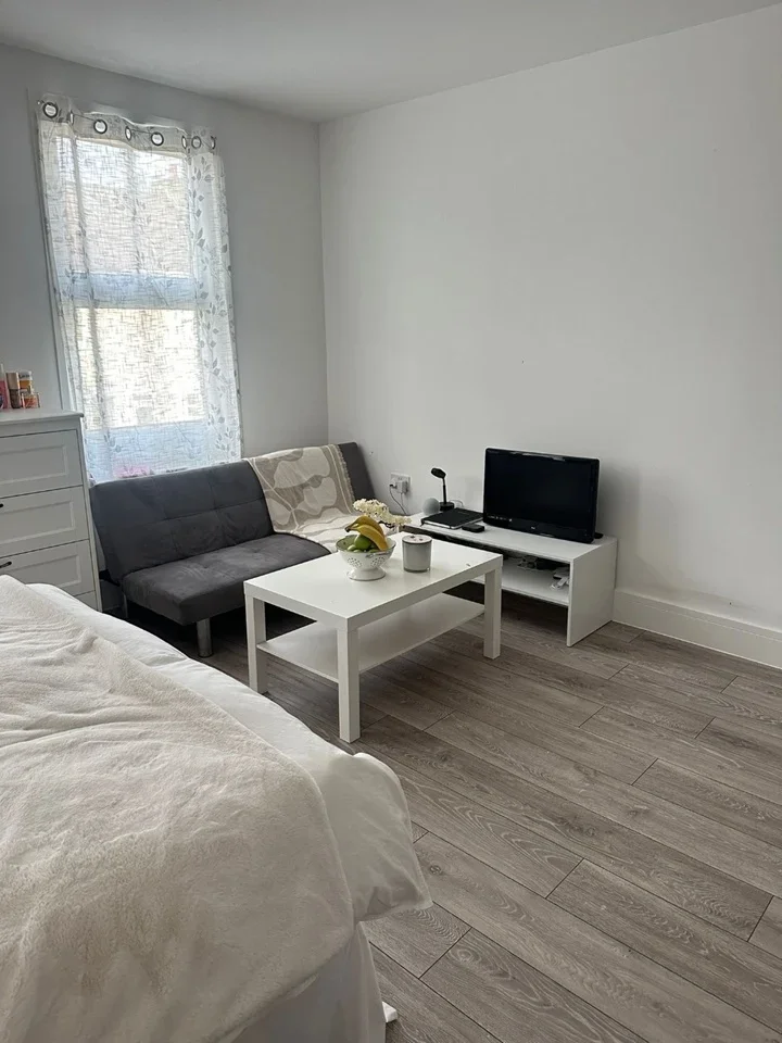 Flat Horsa Road in Greater London