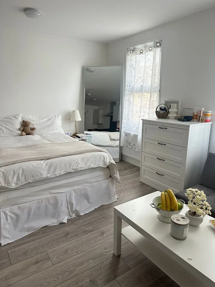 Flat Horsa Road in Greater London