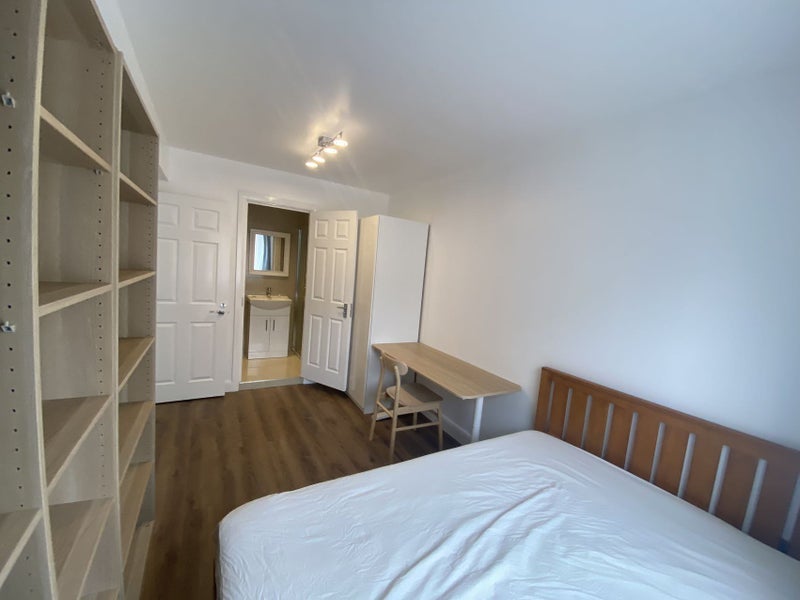 House Barnfield Place in Greater London