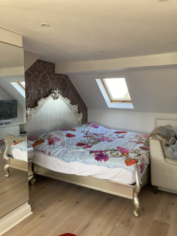 Room Sandy Way in Greater London