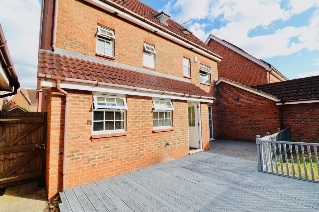 Room Coxon Drive in Grays