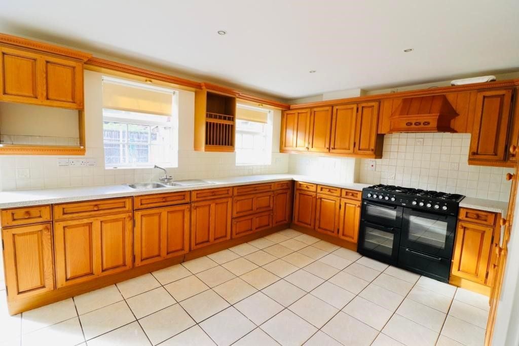 Room Coxon Drive in Grays