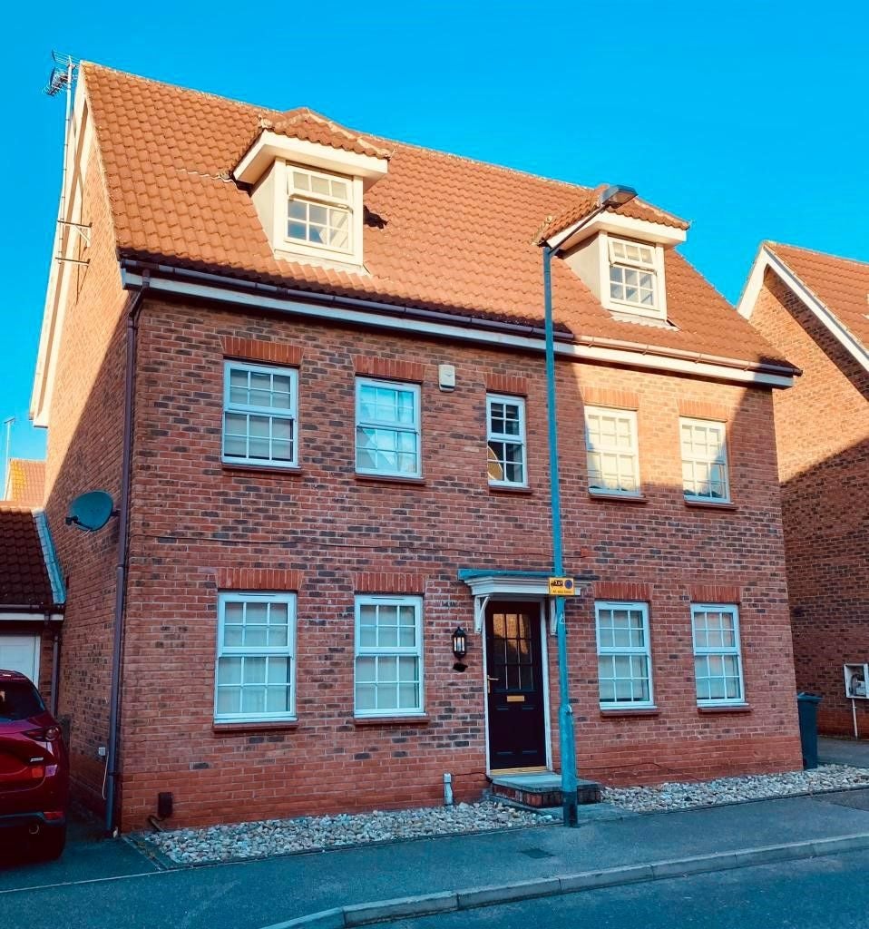 Room Coxon Drive in Grays