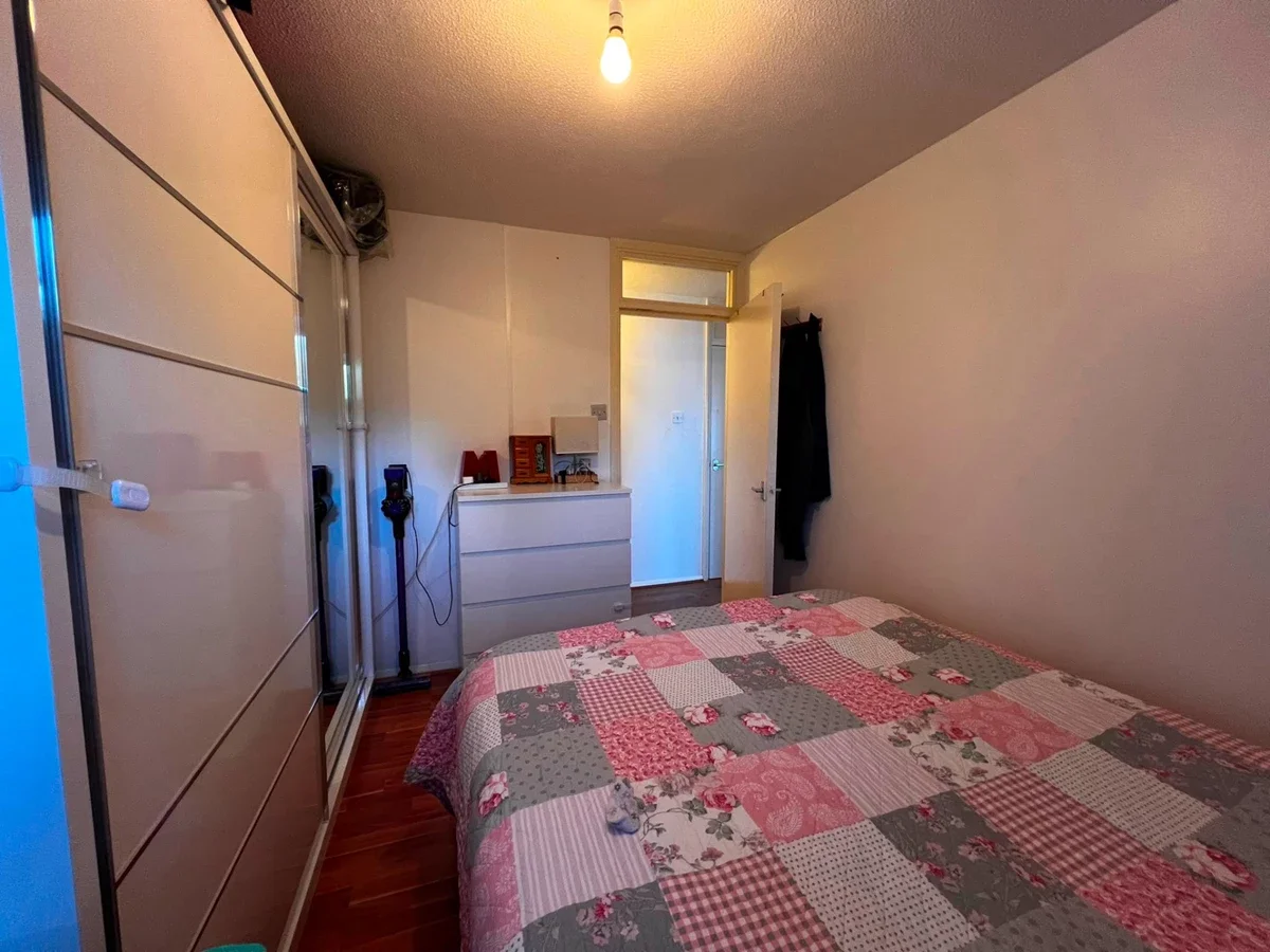 Flat Mollison Avenue in Greater London