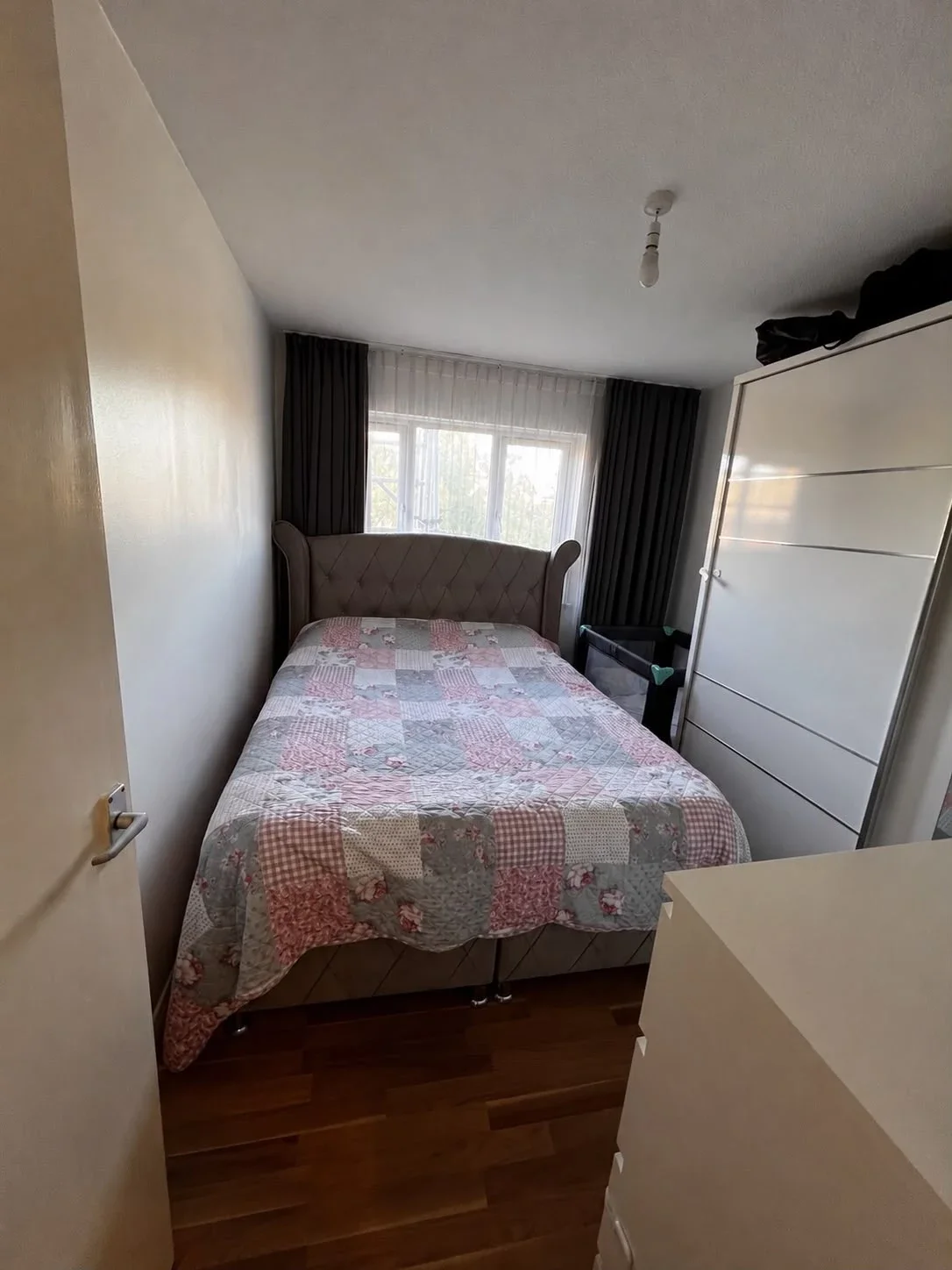 Flat Mollison Avenue in Greater London