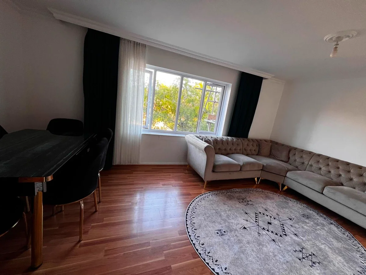 Flat Mollison Avenue in Greater London