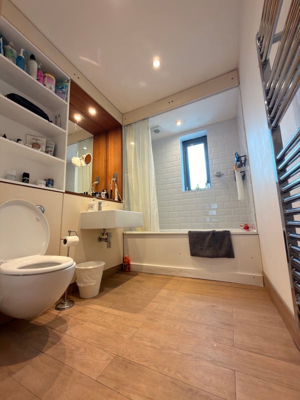 Flat Kingsland Road in Greater London