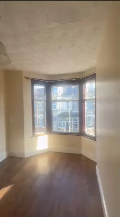 Flat Dunbar Road in Greater London