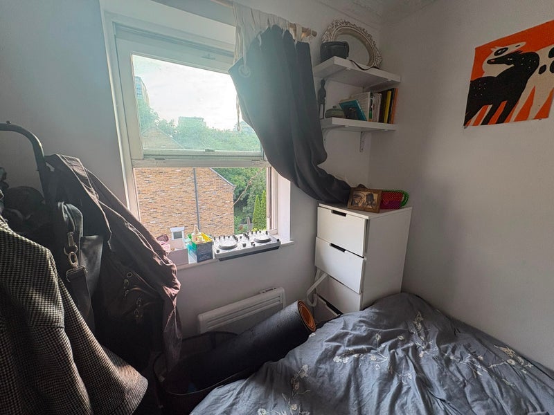 Room Grove Road in Greater London