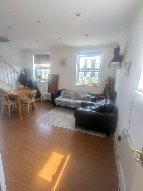 Room Grove Road in Greater London