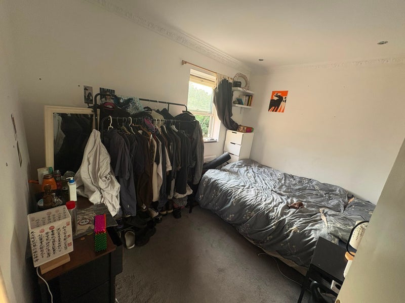 Room Grove Road in Greater London