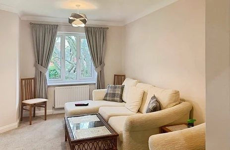 Flat Parkhouse Lane in Reading