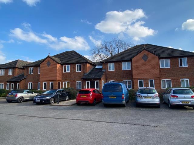 Flat Parkhouse Lane in Reading