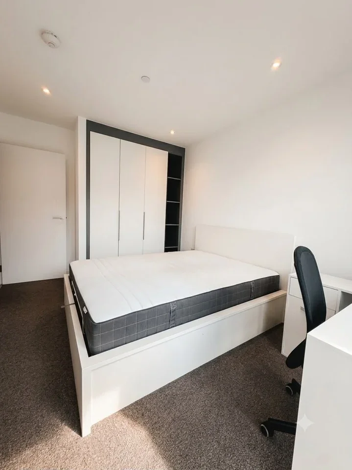 Flat Raven Row in Greater London