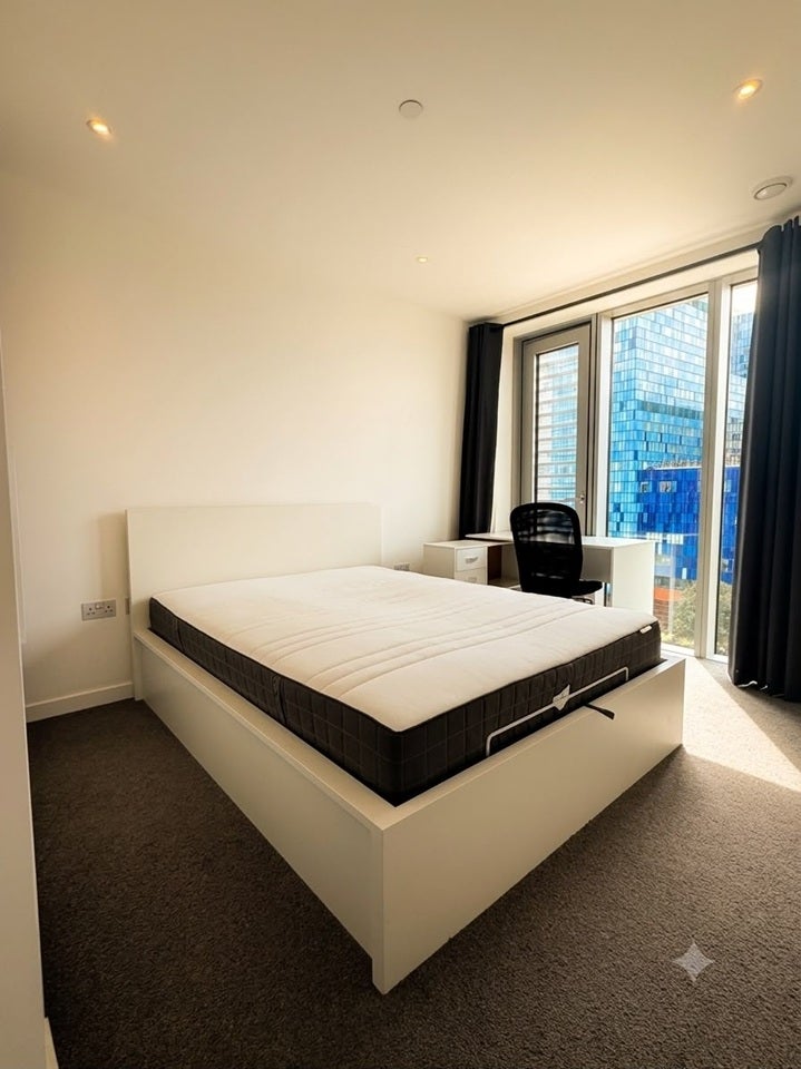 Flat Raven Row in Greater London