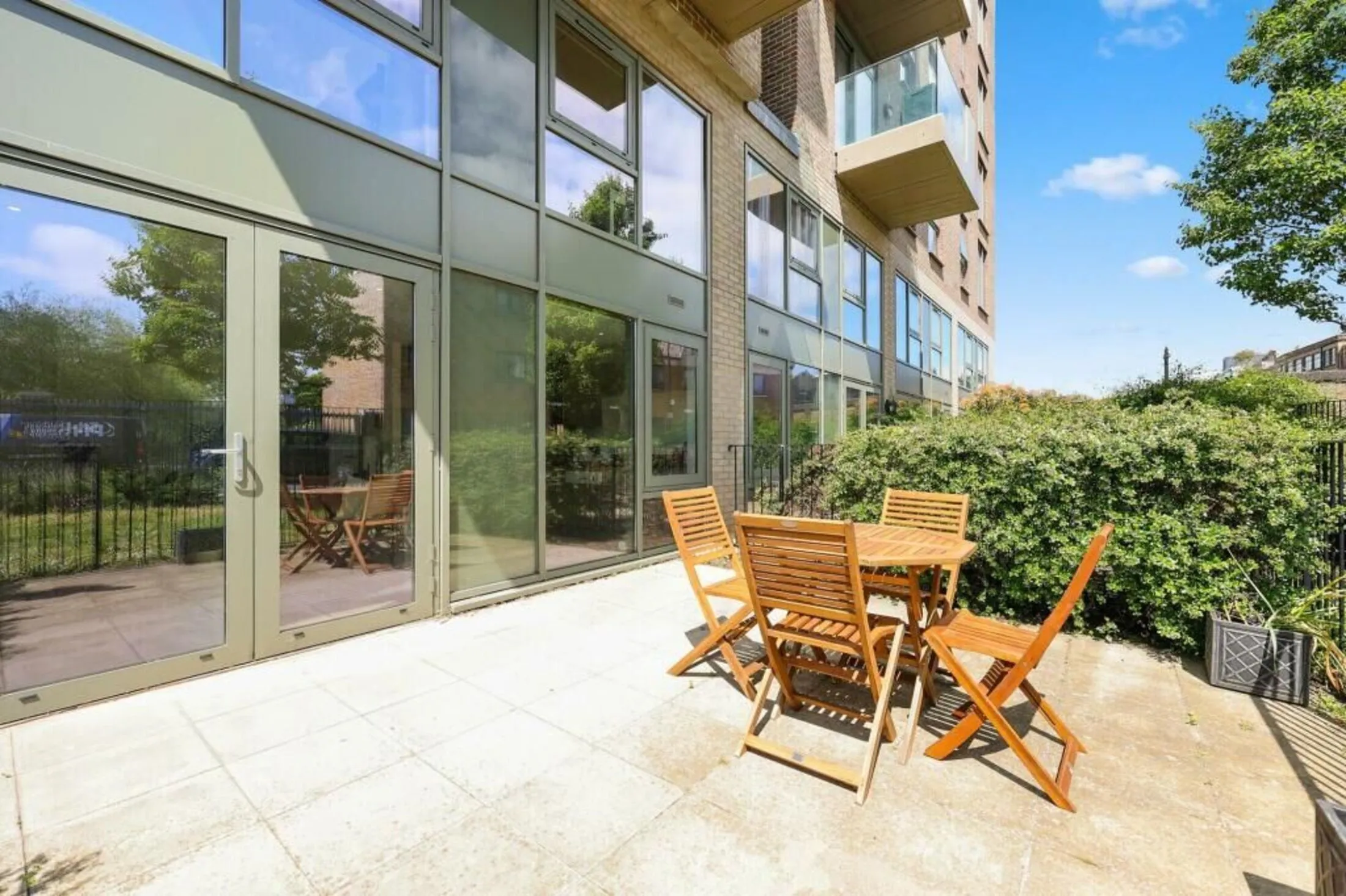 Flat Ben Jonson Road in Greater London