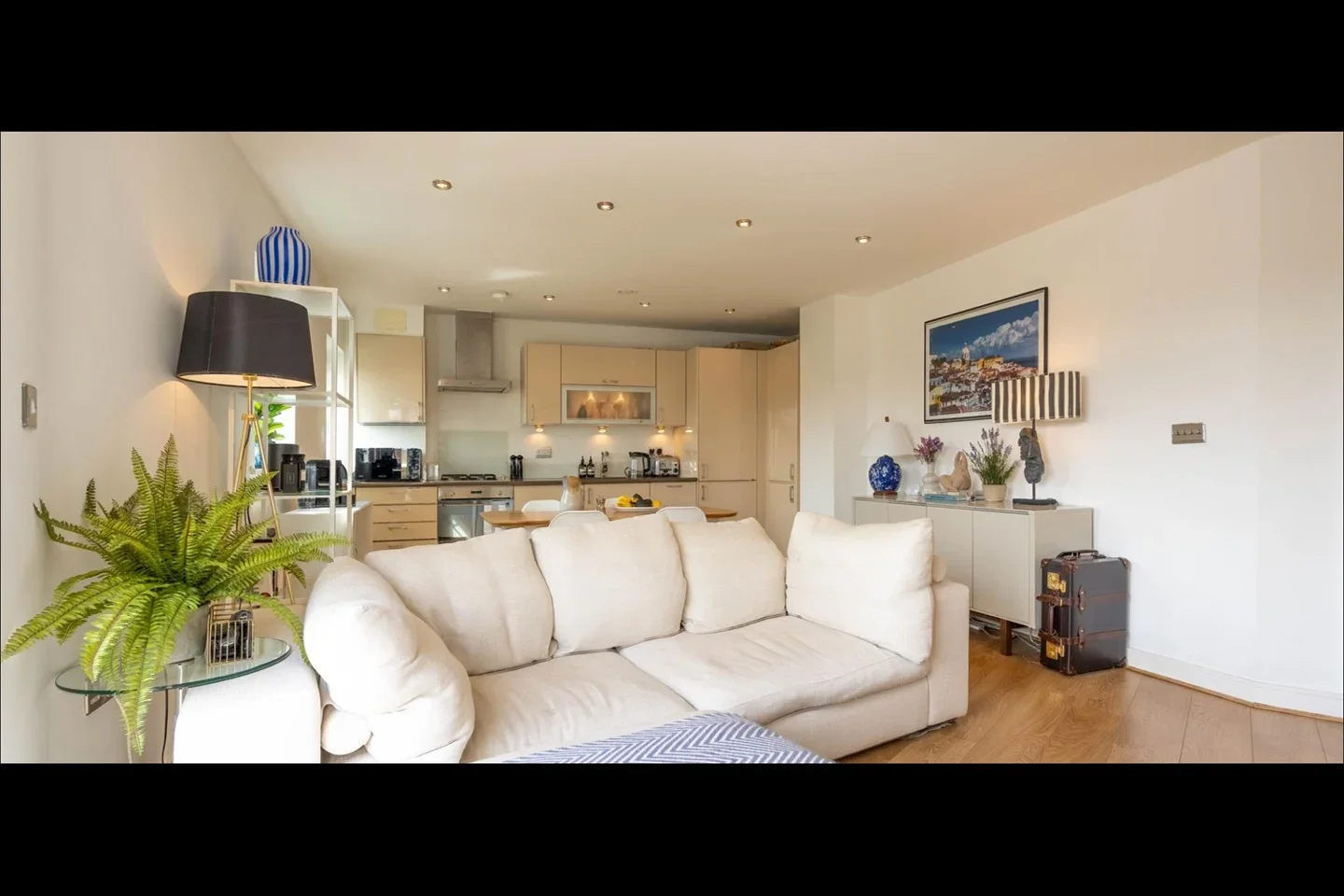 Flat Battersea Park Road in Greater London