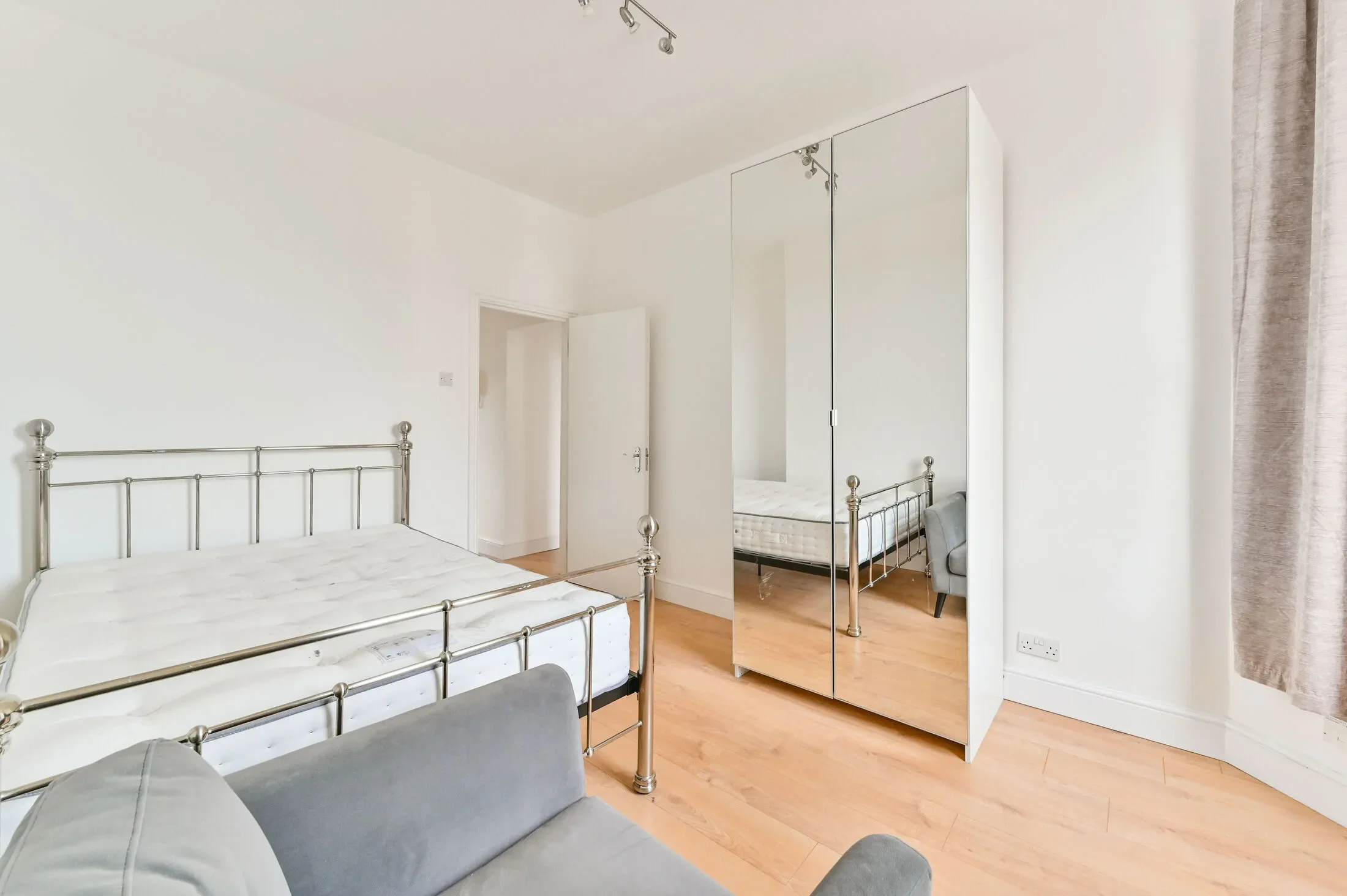 Flat Claremont Road in Greater London