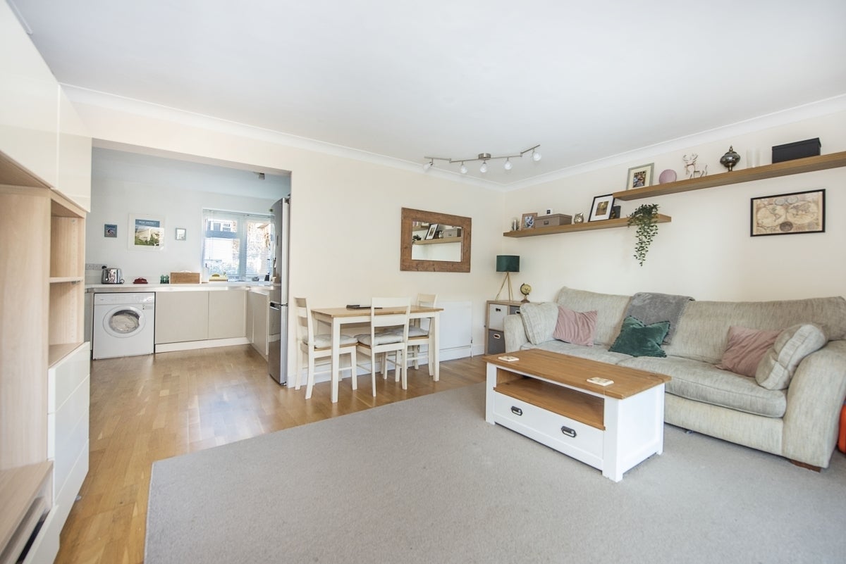 Flat Cumberland Close in Greater London