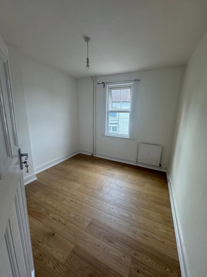 Flat Acacia Road in Greater London