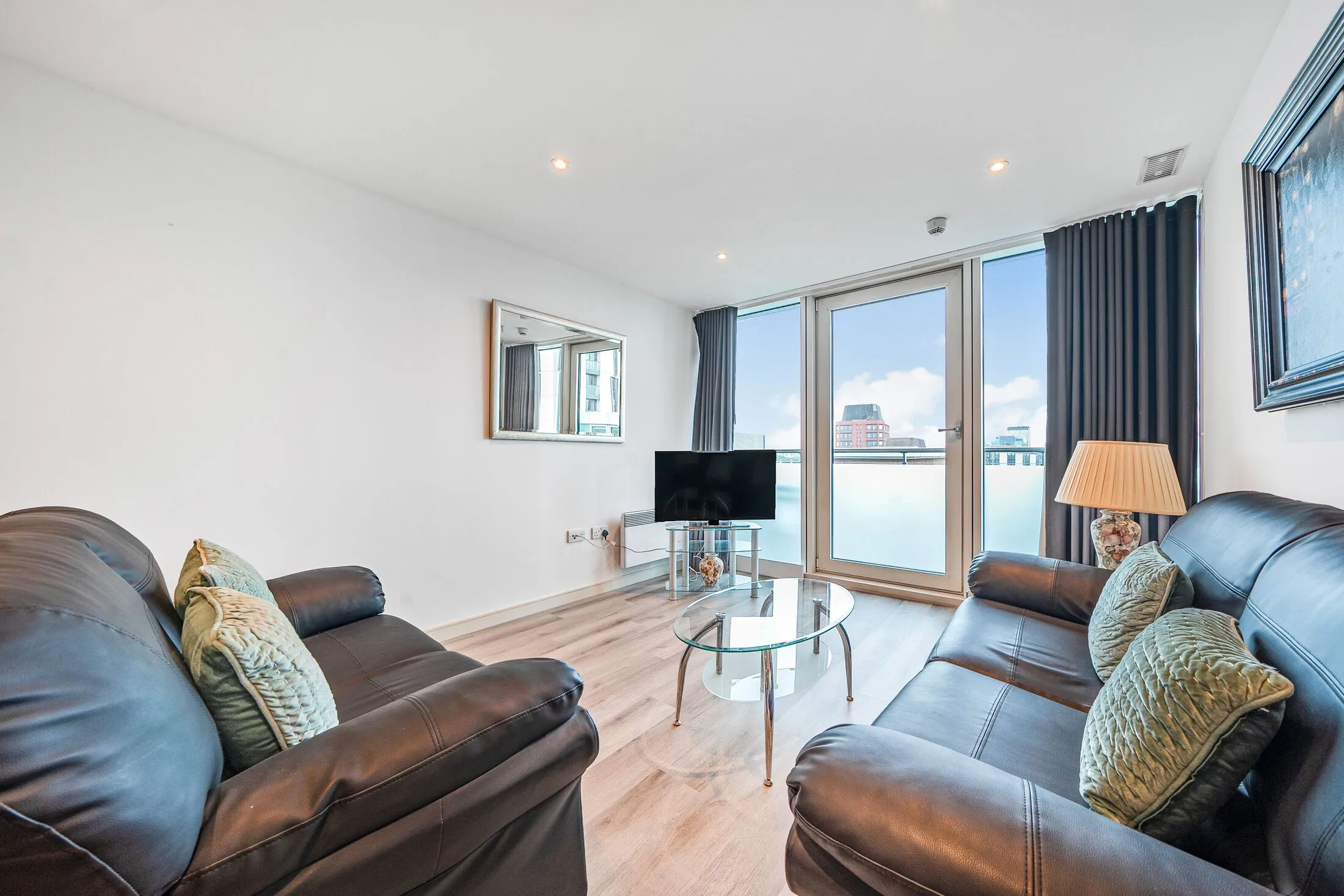 Flat Salamanca Street in Greater London